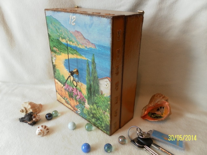 Ключница с часами 